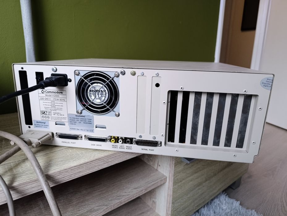 Amiga 2000 commodore stary komputer niezwykle rzadki