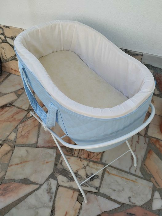 Alcofa de bebé com suporte