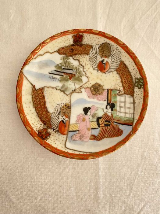 Pequenos pratos decorativos com figuras orientais