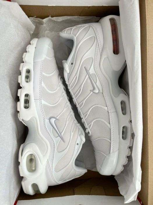 TN NIKE BRANCAS E PRETAS