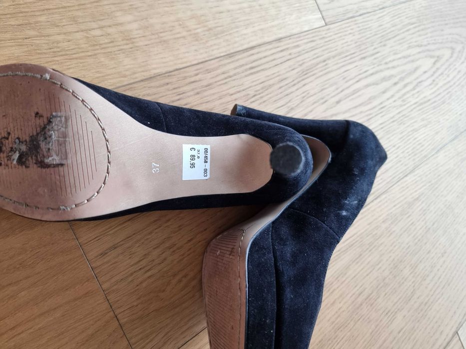Sapato plataforma salto 10 cm camurça preta aberto à frente