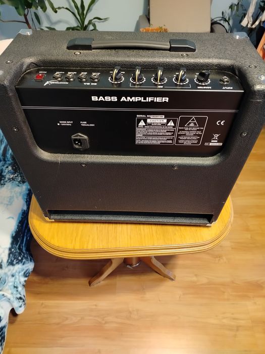 Używany wzmacniacz bwbasowy Rocket Music 60 Wat w bardzo dobrym stanie