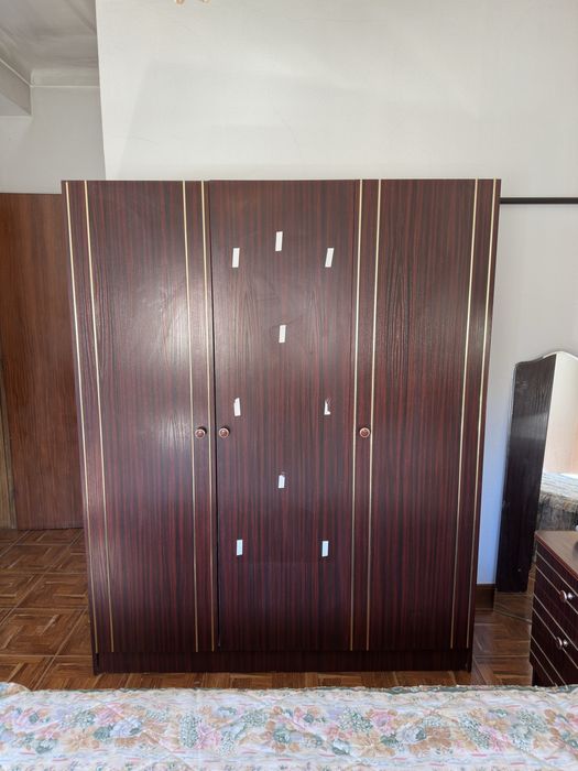 Roupeiro em madeira maciça – 3 portas – robusto