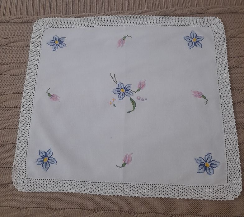 Naperon bordado em ponto de cruz -50 cm x 45 cm