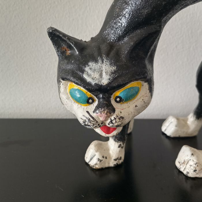 Gato em ferro fundido