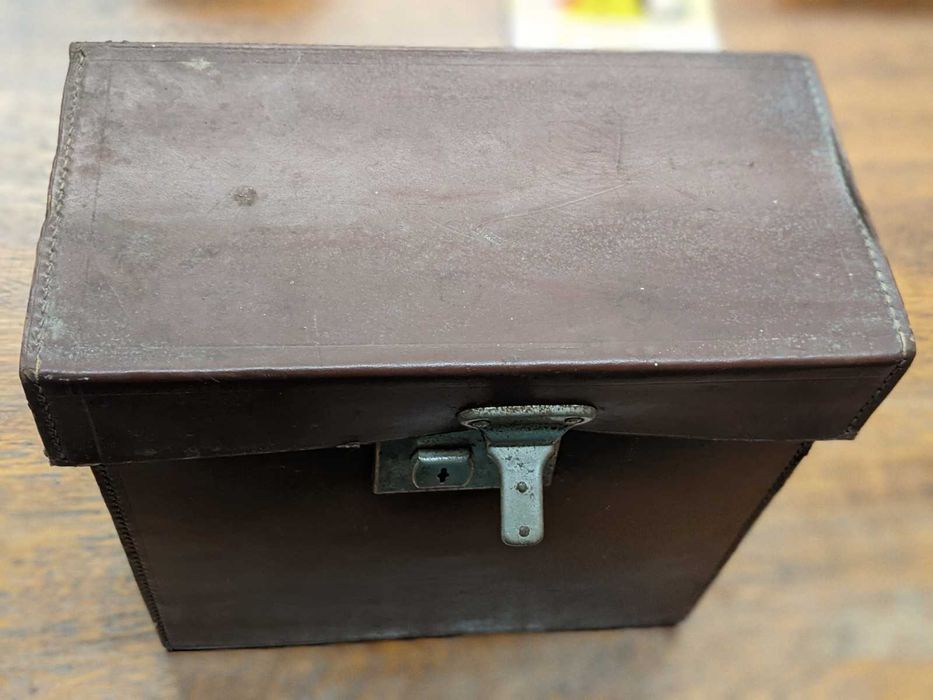 câmera analógica bolex,  e um projetor de filme