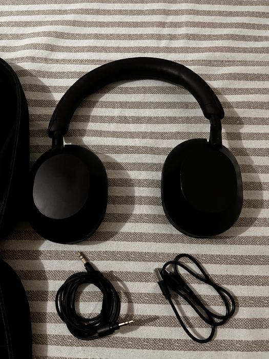 Fones Sony WH-1000XM5 com bolsa e cabos