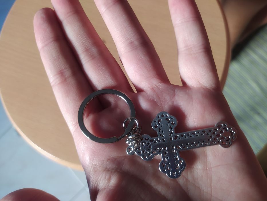 Porta chaves prateado com cruz trabalhada NOVO