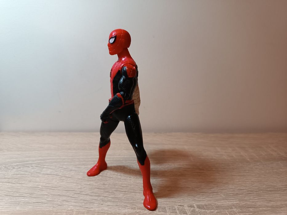 Hasbro Spider-Man: Far from home - Web Punch Spider-Man Figure