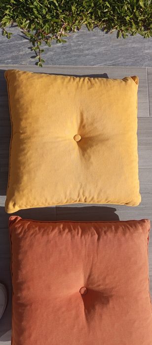 Almofadas amarelas/laranja