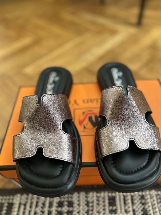 Шльопанці шкіряні жіночі в стилі Hermes
