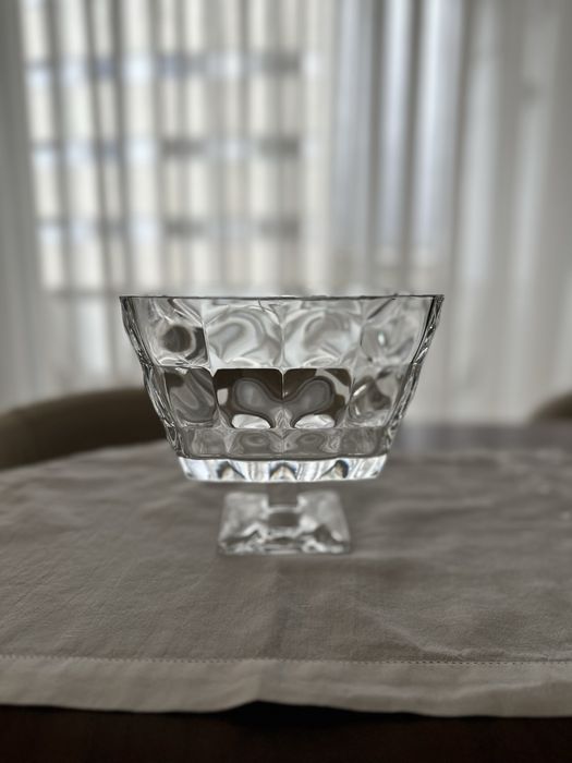 Taça com pé, quadrada, produzida com o melhor vidro. 20cms lado. Novo