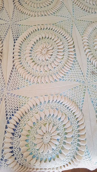 Colcha em crochet  branca  antiga feita a mao