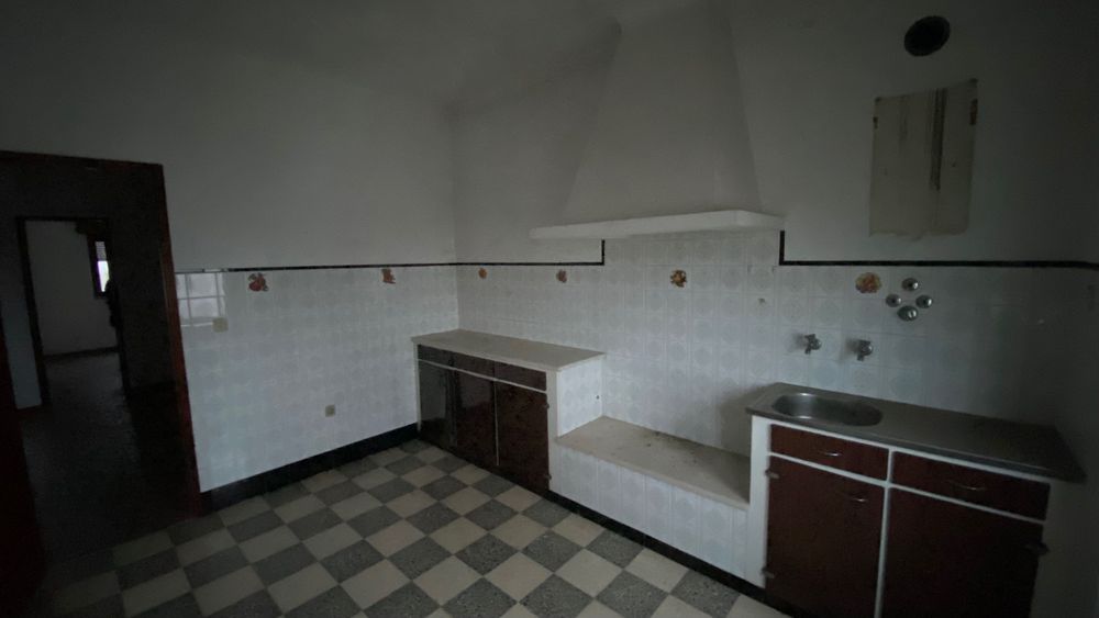 Moradia com 2 pisos independentes, garagem e quintal – Almeirim