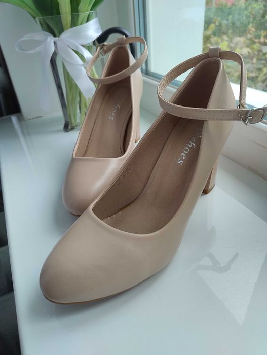 Туфлі класичні, бежеві