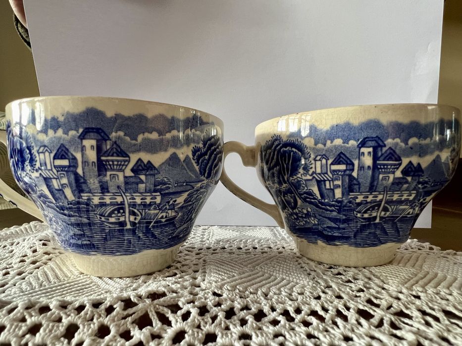 Duas chávenas de chá de loiça inglesa