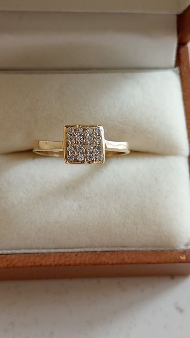 Złoty pierścionek z cyrkoniami