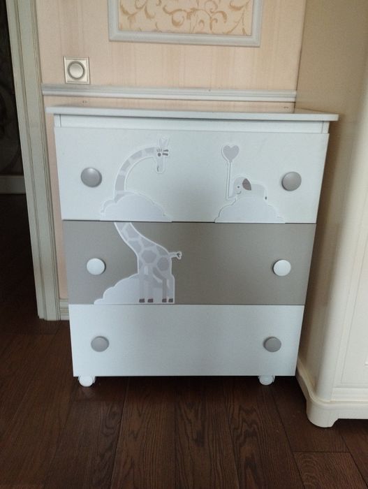 Дитяче ліжко та комод