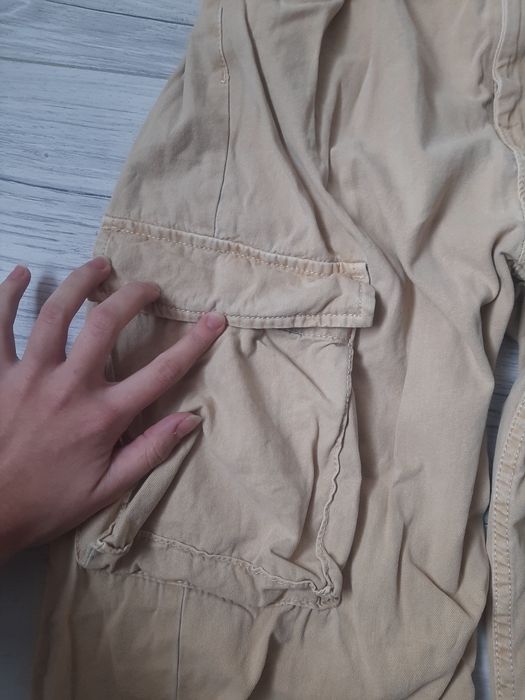 beżowe spodnie cargo