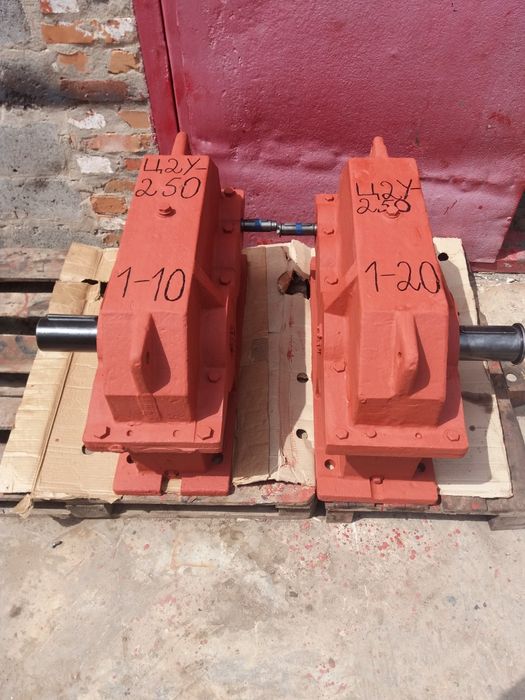 Продам редуктор Ц2У -250.