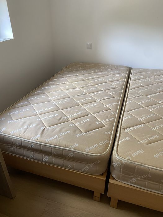 Camas individuais com colchão cada