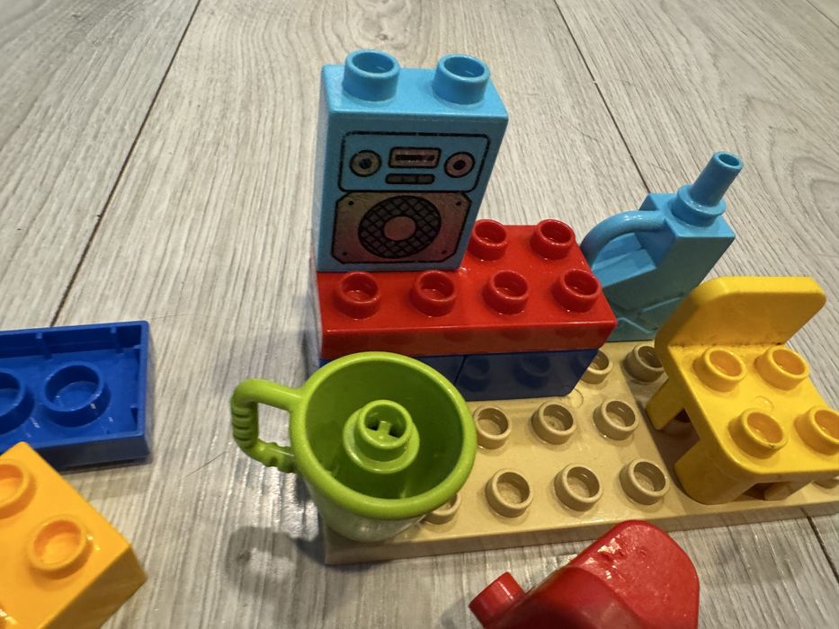 zestaw LEGO DUPLO – samolot z pilotem.