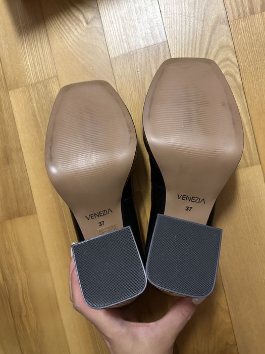 Nowe czarne czółenka na złotej platformie Venezia