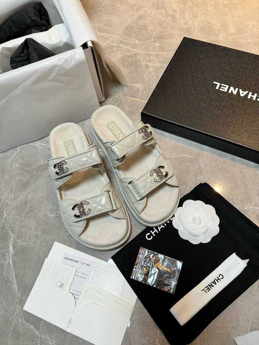 Klapki CHANEL z kryształkami