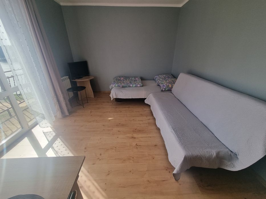 Wolne pokoje nad jeziorem. Rezerwacje lato 2026