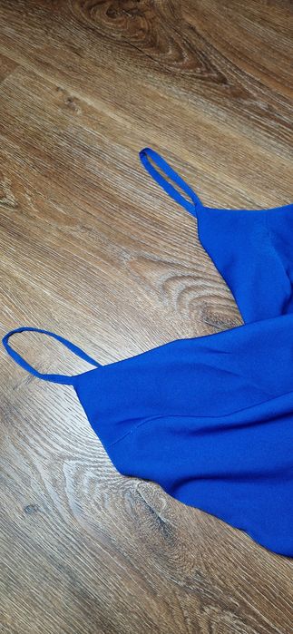 Sukienka xs chabrowa maxi z rozcięciem na szelkach obcisła niebieska