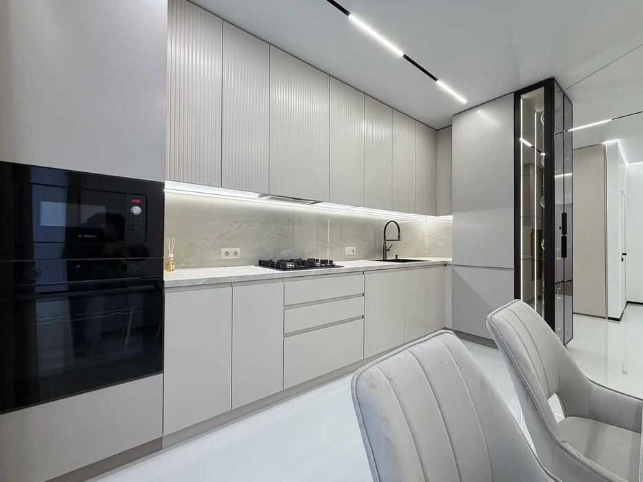 Стильна трикімнатна біля міського озера