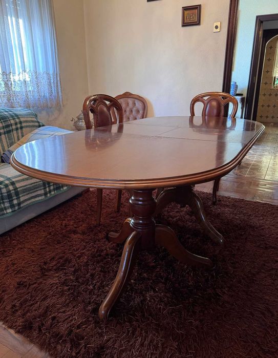 Mesa de jantar oval extensível com pé central em madeira