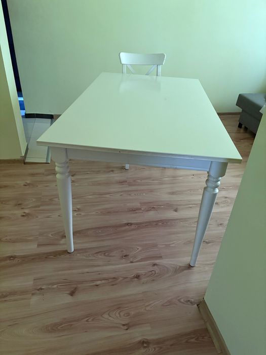 Stół kuchenny z 4 krzesłami