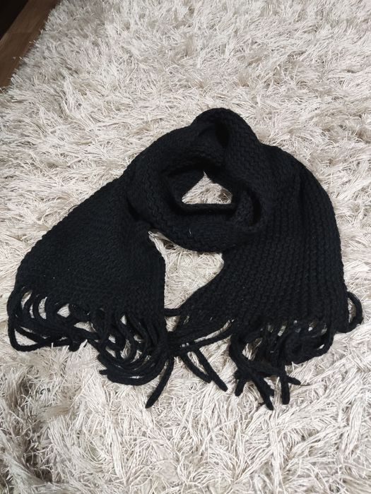 Czarny szal z dzianiny