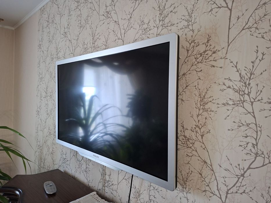 Продам телевiзор PHILIPS  43 б/у