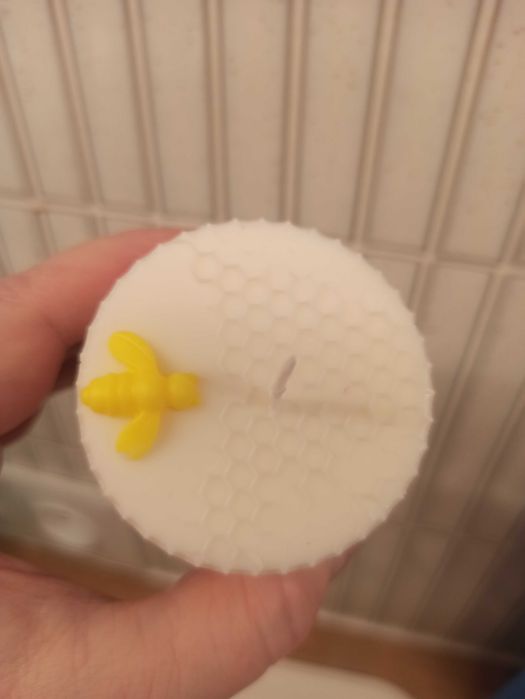 Świeca sojowa z pszczółką o strukturze plastra miodu wysokość 7 cm