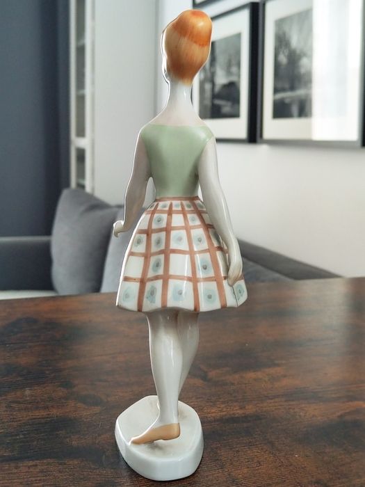 Figurka Modystka blondynka w spódnicy, Hollohaza, lata 60, 24 cm