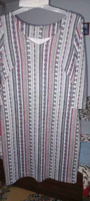 Sukienka w pionowe pasy .Rozmiar 42