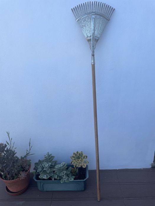 Ancinho de madeira e metal para jardim