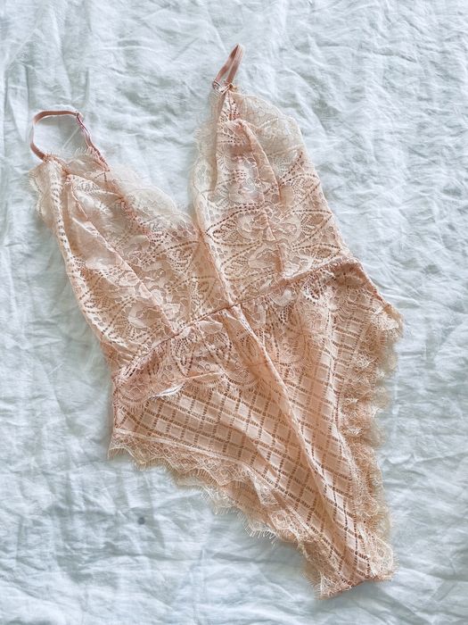 Nowe koronkowe body w kolorze morelowym rozm. M