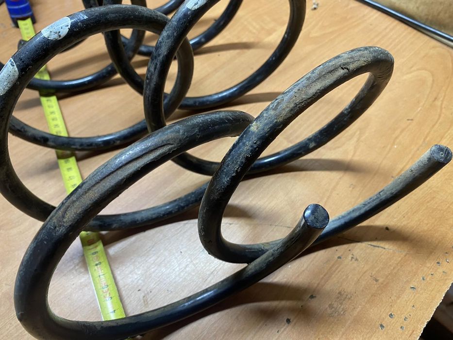 Передні пружини підвіски Тойота Авенсіс т25 дизель 2.2 d-cat універсал