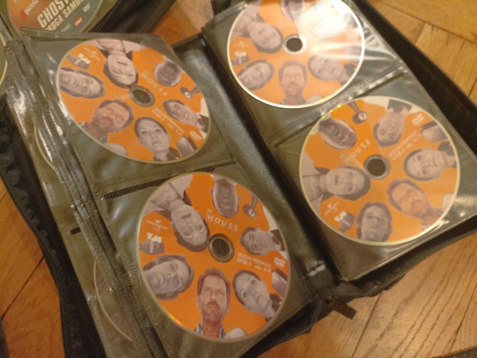 Trzy teczki z płytami DVD – 205 płyt