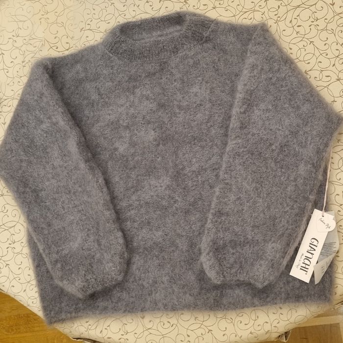 Светр мохеровий сірий