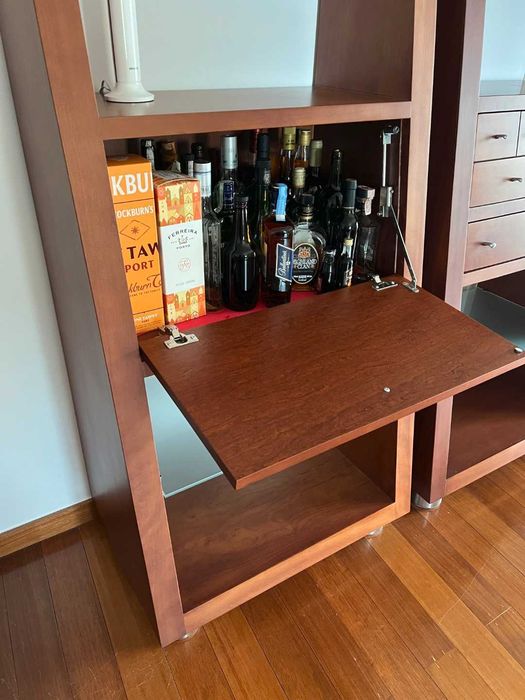 Estantes verticais em madeira de cerejeira