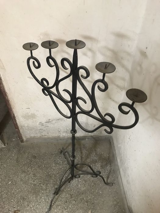 Duży świecznik metalowy