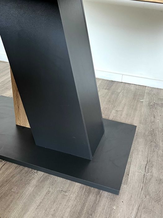 Estou a vender uma mesa.