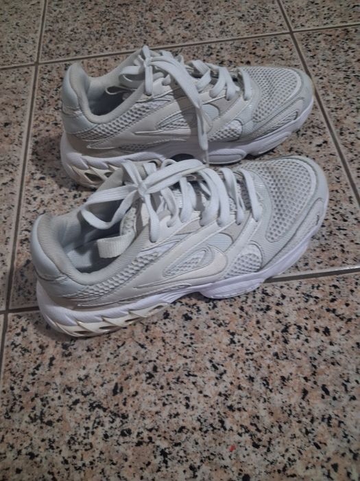 Tenis Nike brancos de mulher