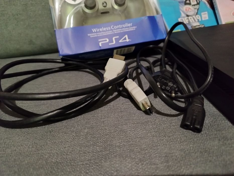 PS4 1TB - Como nova