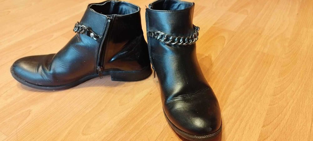 Botki czarne z łańcuszkiem