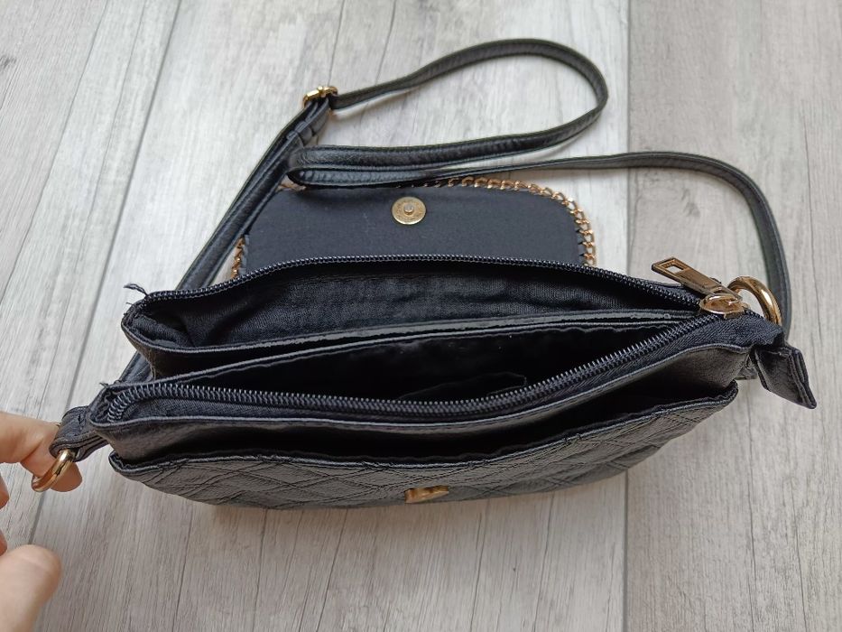 Mała, czarna torebka damska na ramię, pikowana kopertówka, Mohito